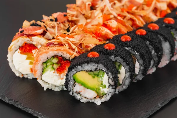 Verschillende Sushi Broodjes Gezet Met Zalmvis Groenten Witte Rijst Met — Stockfoto