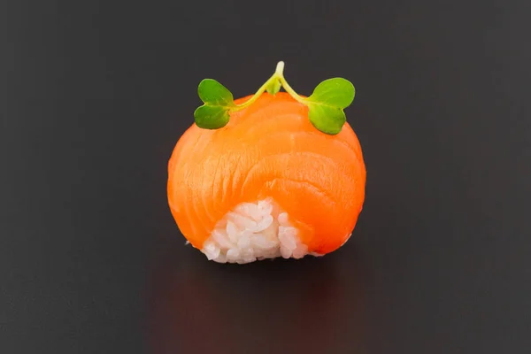 Salmone Nigiri Sushi Con Fresco Crudo Zenzero Sfondo Bianco — Foto Stock