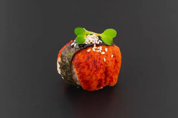 Sushi Met Rode Kaviaar Een Zwarte Achtergrond — Stockfoto