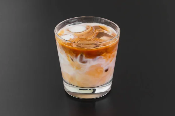 Bir Bardak Buzlu Kahve Ahşap Masada Buz Küpleri — Stok fotoğraf
