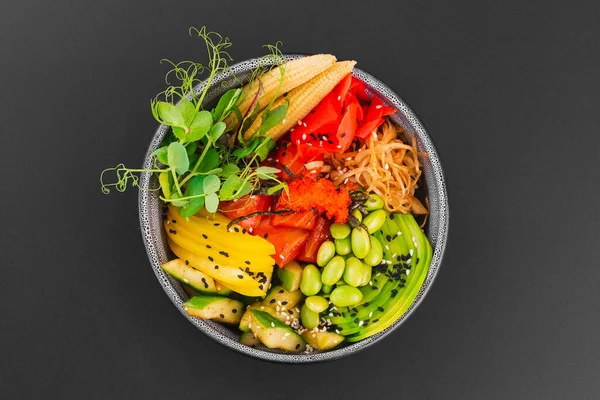 접시에 닭고기와 야채를 곁들인 샐러드 — 스톡 사진