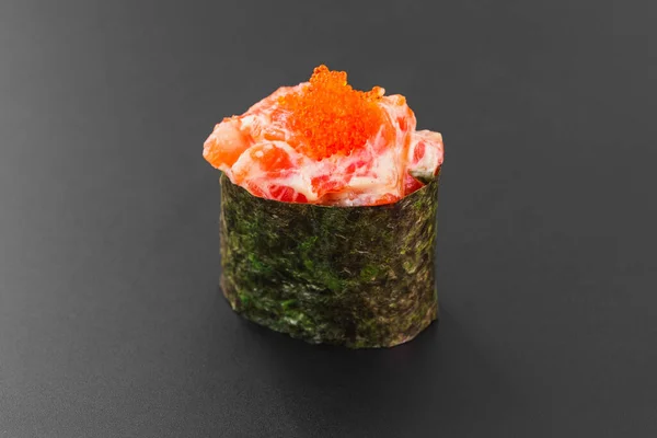 Sushi Con Salmone Avocado Piatto Nero — Foto Stock