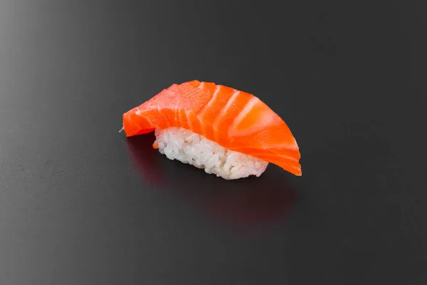 Sushi Nigiri Con Salmone Wasabi Sfondo Nero — Foto Stock