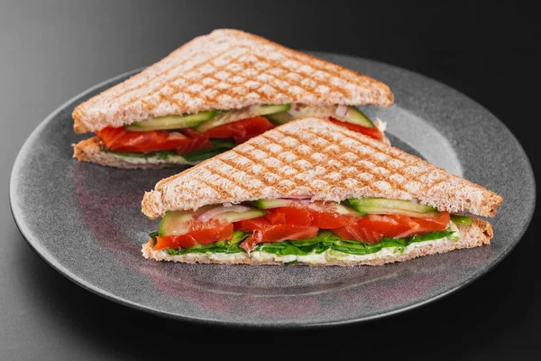 Sandwich Con Jamón Queso Tomate Una Placa Negra — Foto de Stock