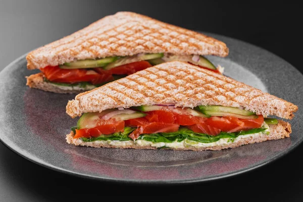 Sandwich Con Jamón Queso Tomate Una Placa Negra — Foto de Stock
