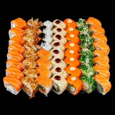 Kırmızı somon balığı, beyaz pirinç ve siyah arka planda izole edilmiş krem peynirli bir sürü farklı suşi rulosu.