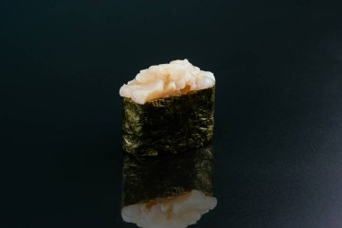 Somon ve avokado ile suşi.