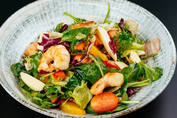 Salada Colorida Com Camarões Verduras Tomates Placa Azul — Fotografia de Stock