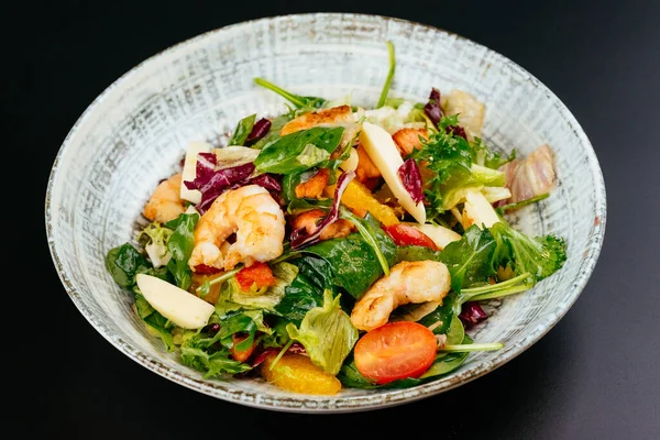 Salada Colorida Com Camarões Verduras Tomates Placa Azul — Fotografia de Stock