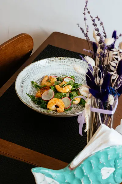 Salada Colorida Com Camarões Verduras Tomates Placa Azul — Fotografia de Stock