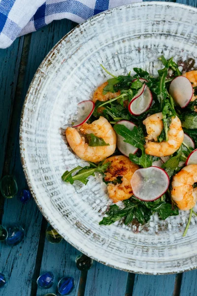 Salada Colorida Com Camarões Verduras Tomates Placa Azul — Fotografia de Stock