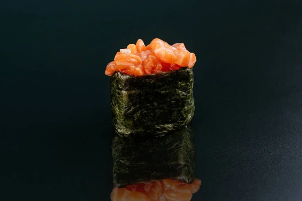 Sushi Con Salmone Avocado Sfondo Nero — Foto Stock