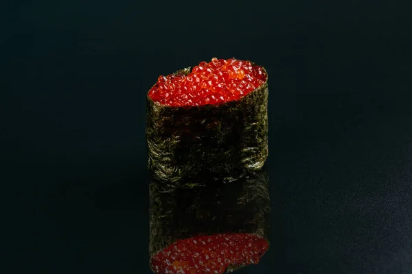 Sushi Con Salmone Caviale Sfondo Nero — Foto Stock