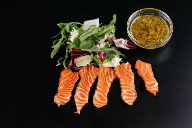 Sebze ve baharatlı taze çiğ somon filetosu.