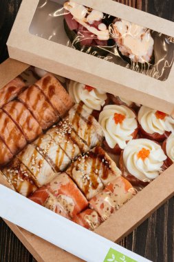 Taze meyveli ev yapımı çikolatalı dondurma.