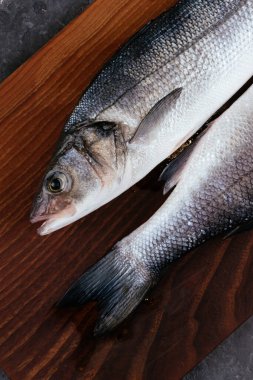 Tahtada taze çiğ balık