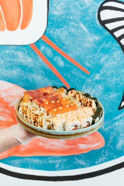 鮭とエビの巻き寿司 — ストック写真