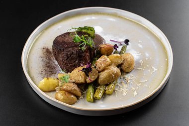 Sebzeli ve soslu kızarmış biftek.