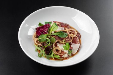 Jambonlu ve peynirli salata