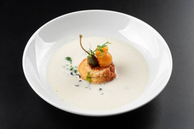 Sos ve otlu somon bifteği.