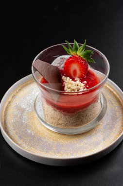 Çilekli ve naneli tiramisu tatlısı.