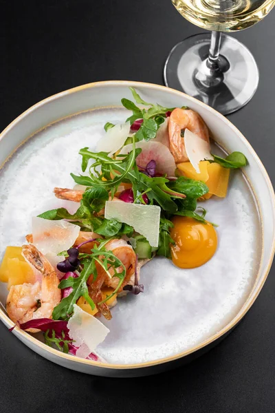 Salada Cor Fresca Com Camarões Verduras Tomates Com Queijo Placa — Fotografia de Stock