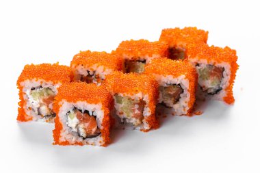 Somon balıklı suşi rulosu ve beyaz arka planda havyar.