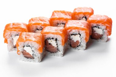 Somon ve krem peynirli suşi rulosu.