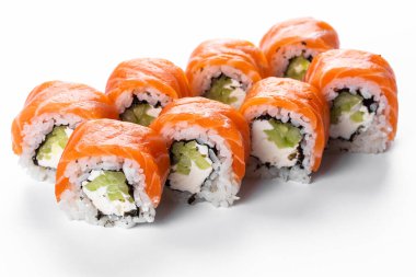 Somon ve krem peynirli suşi rulosu.