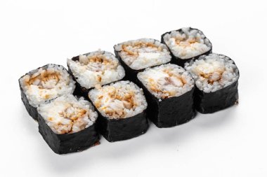 Somon ve avokado ile suşi ruloları.