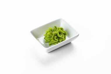 Beyaz arkaplanda yeşil wasabi sosu