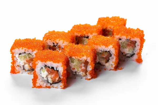 Somon balıklı suşi rulosu ve beyaz arka planda havyar.