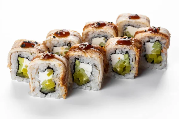 鮭とキュウリの巻き寿司 — ストック写真