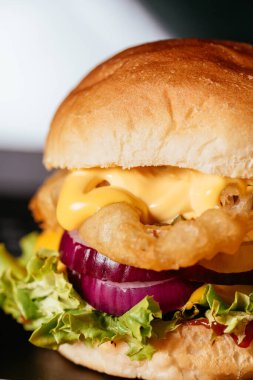 Jambonlu ve peynirli sandviç.