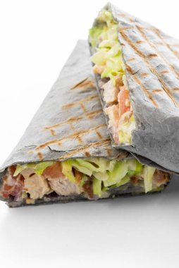 Gri renkli Pita Brot ve taze sulu salata ve beyaz üzerine izole edilmiş sos.