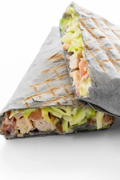 Vlees Shawarma Verpakking Grijze Kleur Pita Brot Verse Sappige Salade — Stockfoto