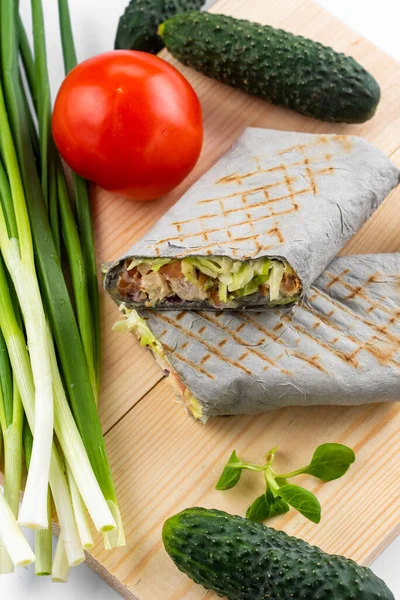 Scheiben Fleisch Huhn Shawarma Wrapping Fladenbrot Mit Salat Und Soße — Stockfoto