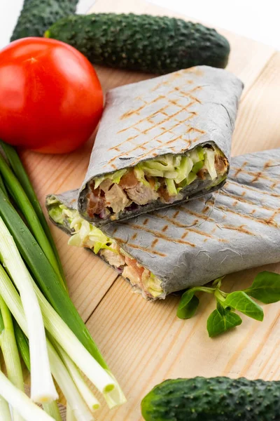Snijdt Vlees Kip Shawarma Verpakking Pita Brot Met Salade Saus — Stockfoto