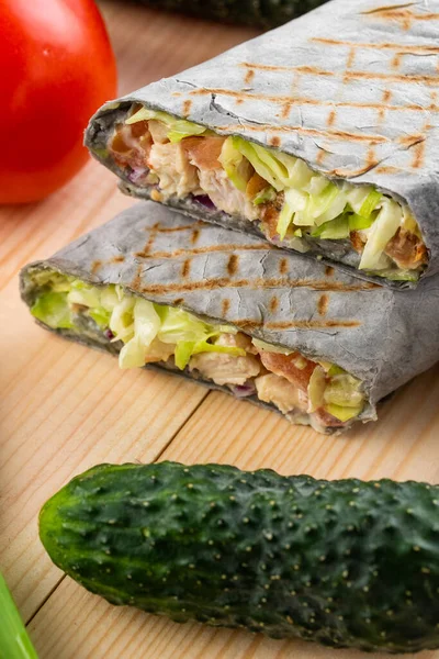Snijdt Vlees Kip Shawarma Verpakking Pita Brot Met Salade Saus — Stockfoto