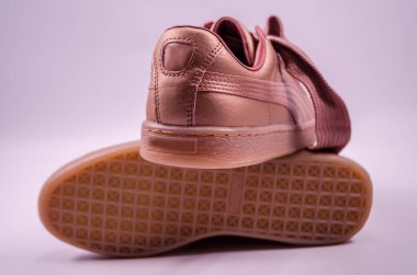 Bir çift pembe ayakkabı.