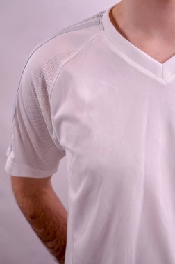 Beyaz arka planda beyaz tişört giyen adamlar