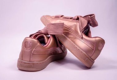 Bir çift pembe ayakkabı.