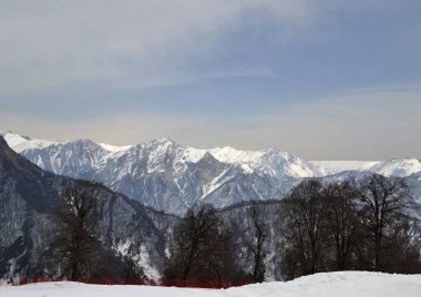 Dağdaki tatil köyünün manzarası. Karlı zirveli dağlar.