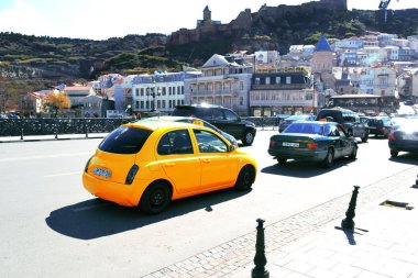 Tiflis 'teki Meidan Meydanı. Tiflis 'in eski kasabasının manzarası. Yolda trafik vardı.
