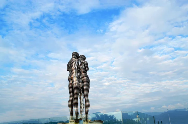 巴统的雕塑 阿里和尼诺 爱情的象征 移动安装 男人和女人的磁力吸引力和他们在困难中的团结 图库图片