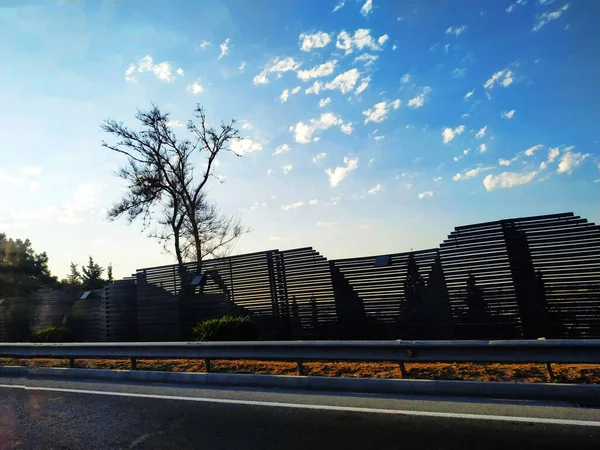 Utsikt från den rörliga bilen. Vacker himmel. — Stockfoto