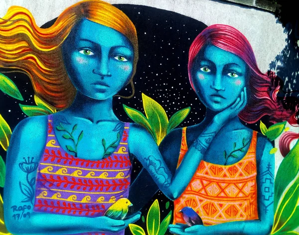 Sokak Grafiti 'si. İki mavi uzaylı kız 