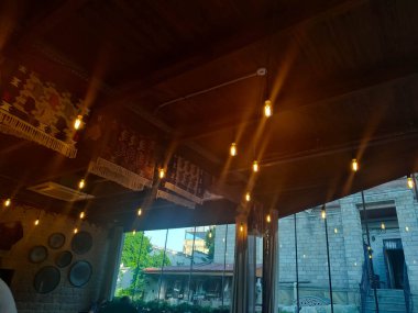 Kafede asılı lambalar