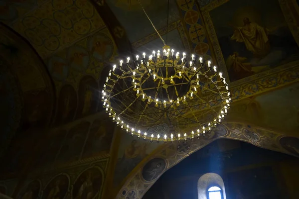 Runde Kronleuchter in der Kirche. Mehrstöckiger Kronleuchter — Stockfoto