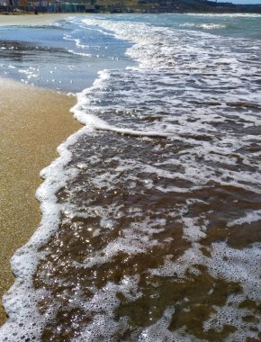 Sahilde, sahilde duruyor. Gelen dalga. 